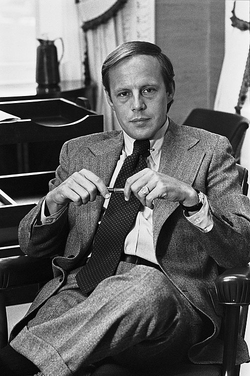 500px-John_Dean_photo_portrait_as_White_House_Counsel_black_and_white_sitting.jpg